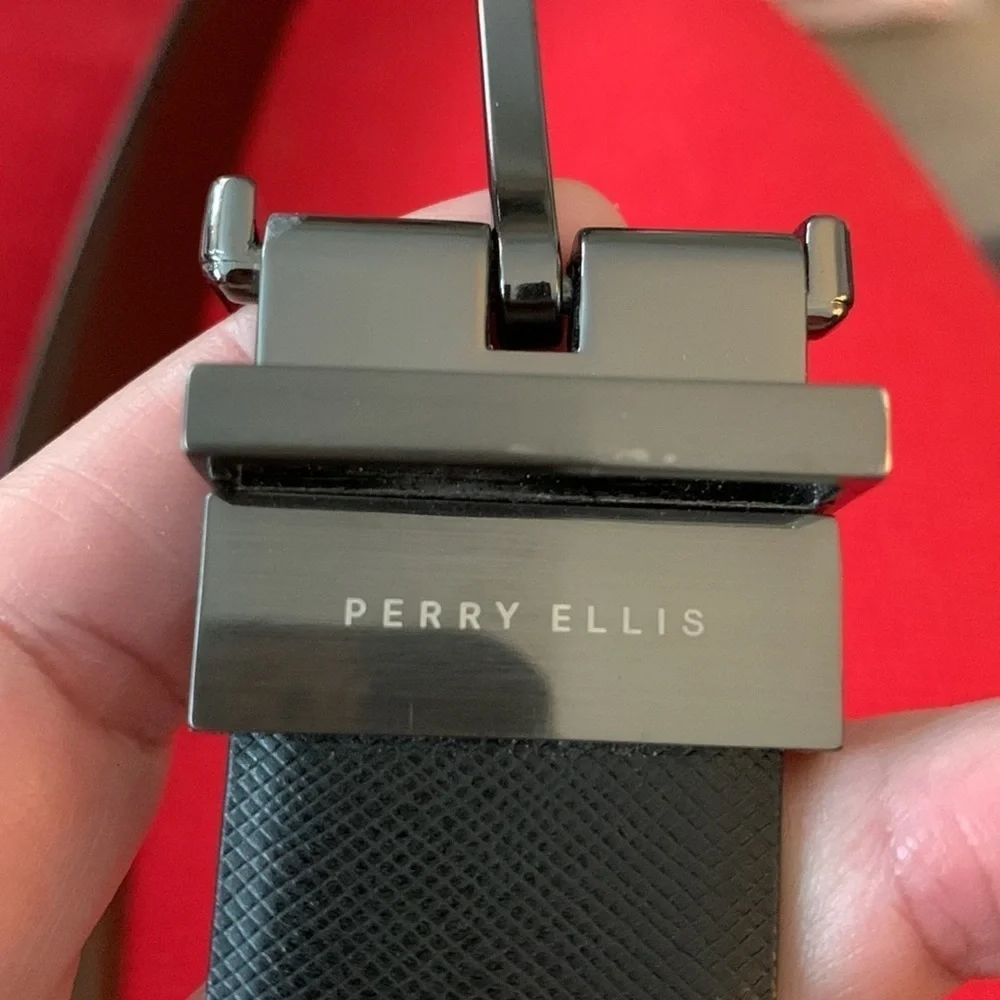 Perry Ellis Leather Belt 34/85  only 1 small mark from where last owner wore